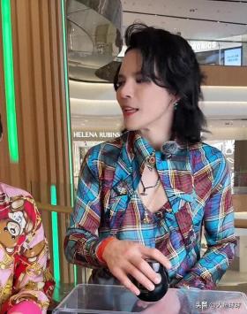向佐首場女裝直播銷售額破5000萬-圖1 向佐首場女裝直播銷售額破5000萬-圖1