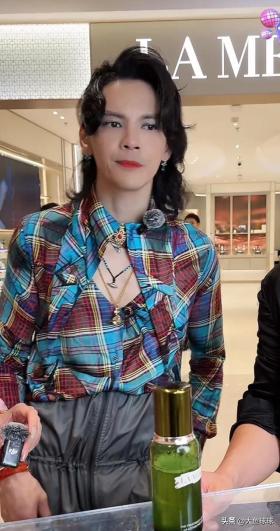 向佐首場女裝直播銷售額破5000萬-圖4 向佐首場女裝直播銷售額破5000萬-圖4