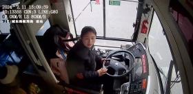 鄭州公交站臺(tái)乘客突發(fā)心臟病，眾人合力上演暖心救援