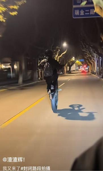 博主屢教不改曬翹頭駕車視頻，行為變本加厲引眾怒